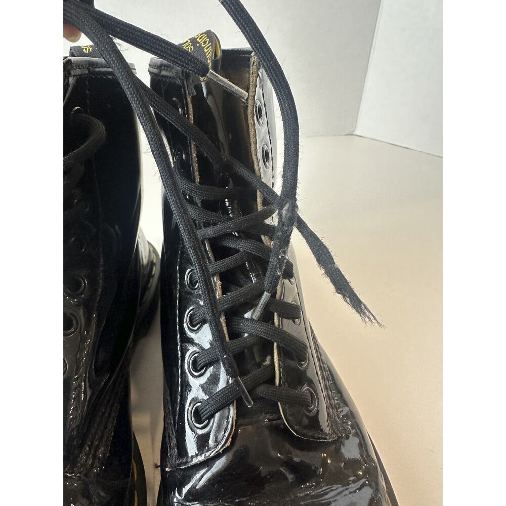 *Flawed Doc Dr. Martens Shiny Patent Leather Boots Black Lace Up Women's Size 8 - Picture 13 of 16